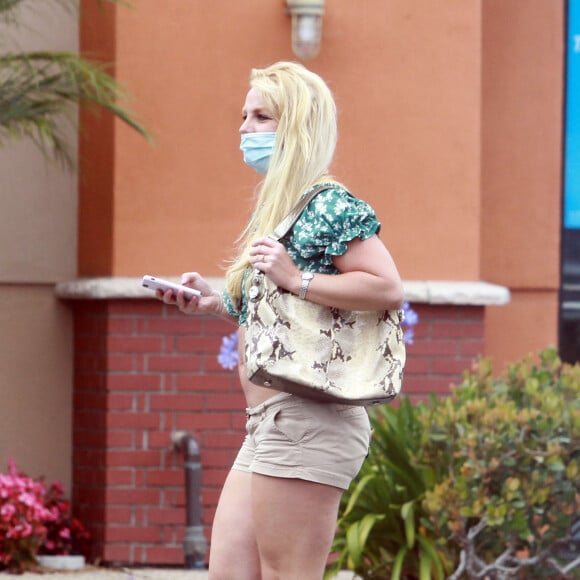 Britney Spears et son compagnon Sam Asghari sortent de leur confinement pour une journée shopping et sportive à Los Angeles le 16 juin 2020.