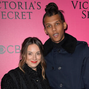 Le chanteur Stromae (nouvelle coupe de cheveux) et sa femme Coralie Barbier lors du photocall du Victoria's Secret Fashion 2016 au Grand Palais à Paris, France, le 30novembre 2016. © BOV/Bestimage 