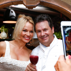 Pamela Anderson et Christophe Leroy - L'actrice organise un dîner au profit de la Pamela Anderson Foundation chez "Leroy's Paris". Le 4 mai 2017. © Philippe Doignon/Bestimage