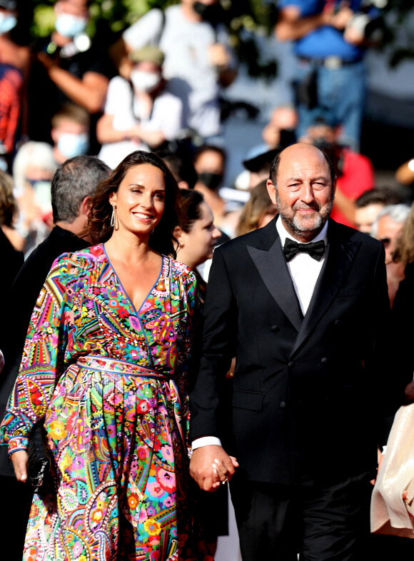 Kad Merad et sa compagne Julia Vignali - Montée des marches du film " OSS 117 : Alerte rouge en Afrique Noire " lors du 74ème Festival International du Film de Cannes. Le 17 juillet 2021 © Borde-Jacovides-Moreau / Bestimage