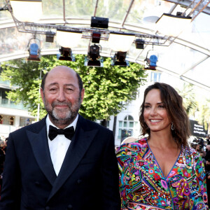 Kad Merad et sa compagne Julia Vignali - Montée des marches du film " OSS 117 : Alerte rouge en Afrique Noire " lors du 74ème Festival International du Film de Cannes. Le 17 juillet 2021 © Borde-Jacovides-Moreau / Bestimage