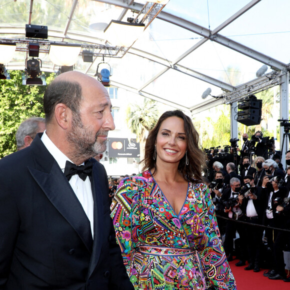 Kad Merad et sa compagne Julia Vignali - Montée des marches du film " OSS 117 : Alerte rouge en Afrique Noire " lors du 74ème Festival International du Film de Cannes. Le 17 juillet 2021 © Borde-Jacovides-Moreau / Bestimage