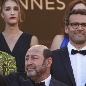 Kad Merad et sa compagne Julia Vignali - Montée des marches du film " OSS 117 : Alerte rouge en Afrique Noire " lors du 74ème Festival International du Film de Cannes. Le 17 juillet 2021 © Borde-Jacovides-Moreau / Bestimage