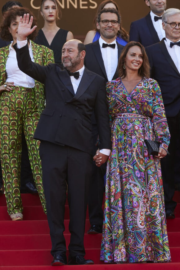 Kad Merad et sa compagne Julia Vignali - Montée des marches du film " OSS 117 : Alerte rouge en Afrique Noire " lors du 74ème Festival International du Film de Cannes. Le 17 juillet 2021 © Borde-Jacovides-Moreau / Bestimage