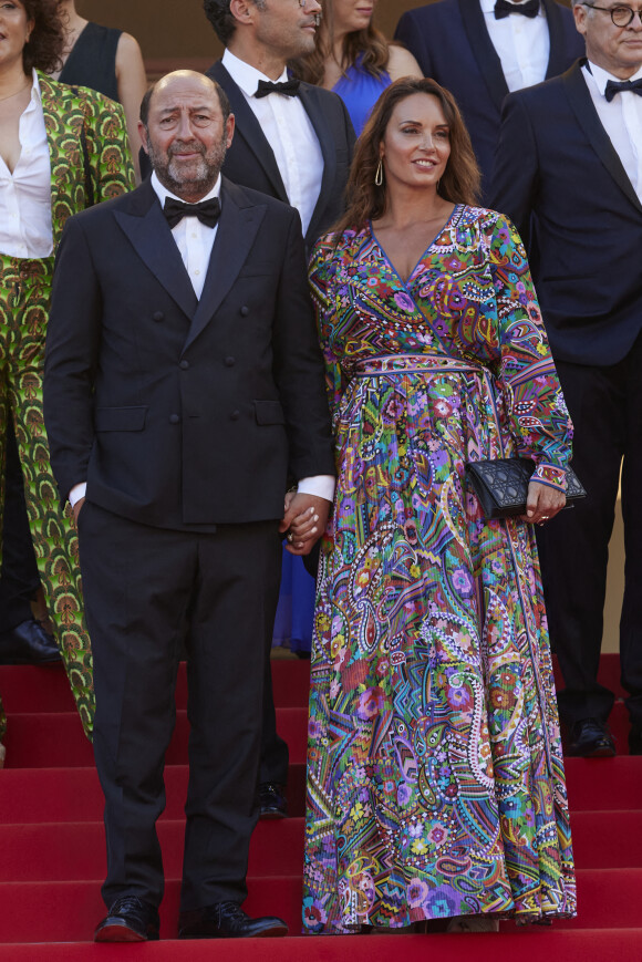 Kad Merad et sa compagne Julia Vignali - Montée des marches du film " OSS 117 : Alerte rouge en Afrique Noire " lors du 74ème Festival International du Film de Cannes. Le 17 juillet 2021 © Borde-Jacovides-Moreau / Bestimage