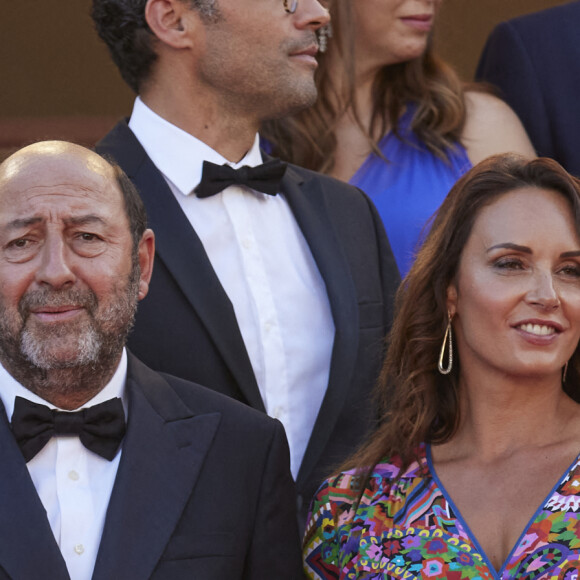 Kad Merad et sa compagne Julia Vignali - Montée des marches du film " OSS 117 : Alerte rouge en Afrique Noire " lors du 74ème Festival International du Film de Cannes. Le 17 juillet 2021 © Borde-Jacovides-Moreau / Bestimage