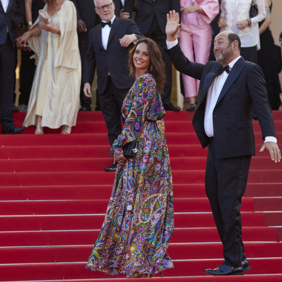 Kad Merad et sa compagne Julia Vignali - Montée des marches du film " OSS 117 : Alerte rouge en Afrique Noire " lors du 74ème Festival International du Film de Cannes. Le 17 juillet 2021 © Borde-Jacovides-Moreau / Bestimage