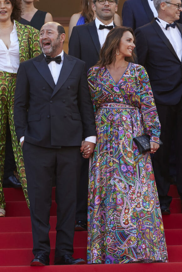 Kad Merad et sa compagne Julia Vignali - Montée des marches du film " OSS 117 : Alerte rouge en Afrique Noire " lors du 74ème Festival International du Film de Cannes. Le 17 juillet 2021 © Borde-Jacovides-Moreau / Bestimage