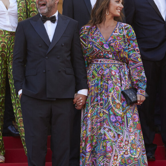Kad Merad et sa compagne Julia Vignali - Montée des marches du film " OSS 117 : Alerte rouge en Afrique Noire " lors du 74ème Festival International du Film de Cannes. Le 17 juillet 2021 © Borde-Jacovides-Moreau / Bestimage