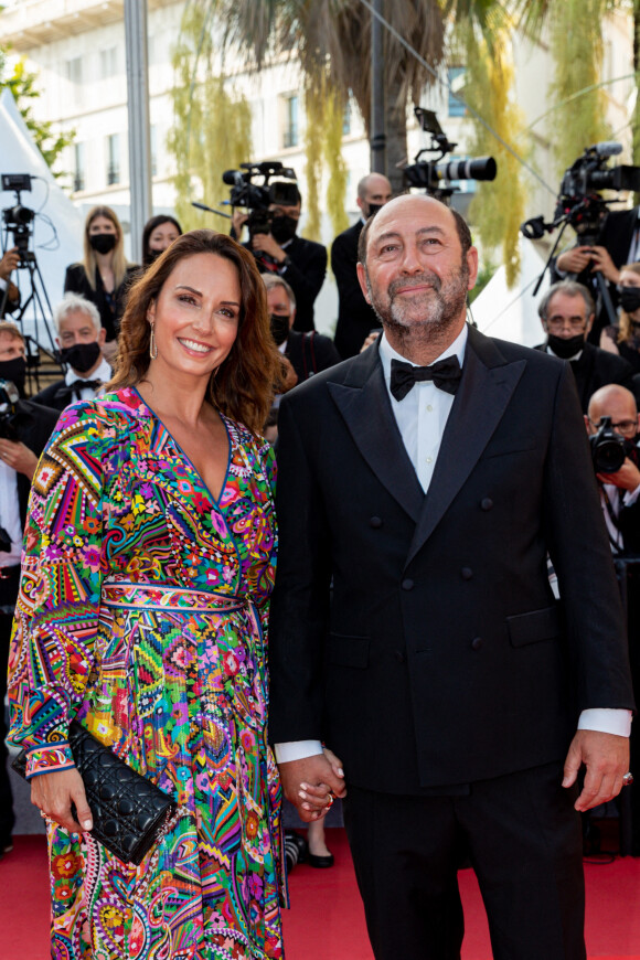 Kad Merad et sa compagne Julia Vignali - Montée des marches du film " OSS 117 : Alerte rouge en Afrique Noire " lors du 74ème Festival International du Film de Cannes. Le 17 juillet 2021 © Borde-Jacovides-Moreau / Bestimage