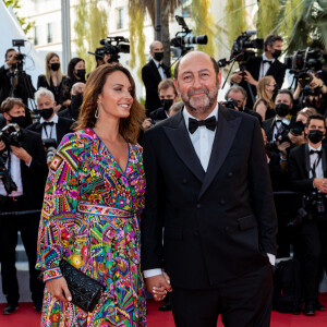 Kad Merad et sa compagne Julia Vignali - Montée des marches du film " OSS 117 : Alerte rouge en Afrique Noire " lors du 74ème Festival International du Film de Cannes. Le 17 juillet 2021 © Borde-Jacovides-Moreau / Bestimage