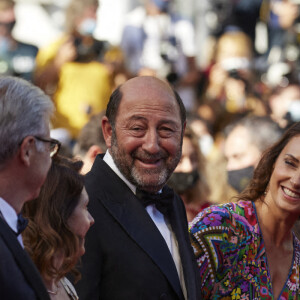 Kad Merad et sa compagne Julia Vignali - Montée des marches du film " OSS 117 : Alerte rouge en Afrique Noire " lors du 74ème Festival International du Film de Cannes. Le 17 juillet 2021 © Borde-Jacovides-Moreau / Bestimage