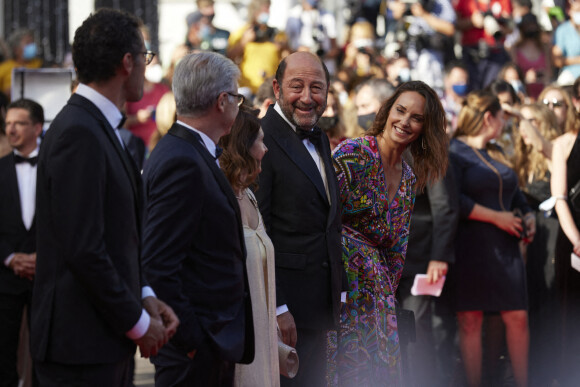 Kad Merad et sa compagne Julia Vignali - Montée des marches du film " OSS 117 : Alerte rouge en Afrique Noire " lors du 74ème Festival International du Film de Cannes. Le 17 juillet 2021 © Borde-Jacovides-Moreau / Bestimage