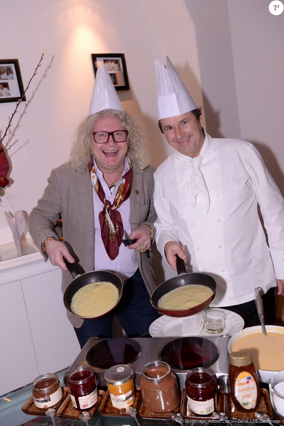 Pierre-Jean Chalençon et le chef Christophe Leroy lors de la soirée Crêpes Party chez Christophe Leroy à Paris, France. © Ausset Lacroix-Bellak-LMS/Bestimage