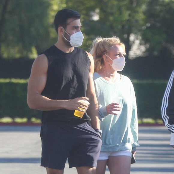 Une des première sorties de Britney Spears depuis l'épidémie de coronavirus (COVID-19) avec son compagnon Sam Asghari et un de ses fils à Los Angeles le 16 mars 2021.