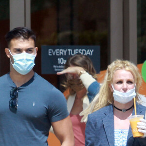 Britney Spears et son compagnon Sam Asghari sortent de leur confinement pour une journée shopping et sportive à Los Angeles le 16 juin 2020.