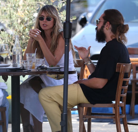 Heidi Klum déjeune en famille au restaurant "Fred Seagal" à Los Angeles, avec son mari Tom Kaulitz, le 3 juillet 2021.