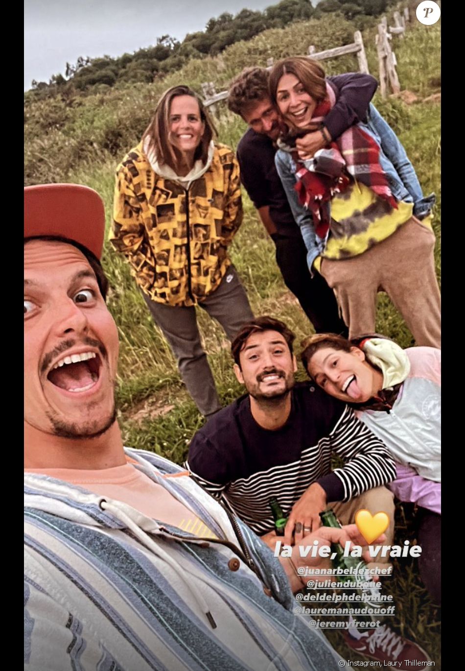 Juan Arbelaez, Jérémy Frérot, Laury Thilleman, Laure Manaudou, Julien Duboué et Delphine Tréfeil en vacances en Galice, en Espagne. Juillet 2021.