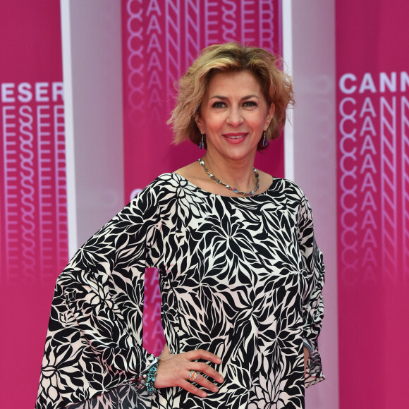 Corinne Touzet - Soirée de clôture de la 1ère édition du festival Canneseries à Cannes le 11 avril 2018. Le Festival International de Cannes des Séries s'est déroulé du 4 au 11 avril 2018 au Palais des Festivals. Canneseries valorise et incarne les séries du monde entier, comme un porte voix de ce nouvel art populaire et ultra créatif. Plusieurs sections composeront ce festival avec des projections et des rencontres ouvertes à tous et de nombreux rendez-vous festifs. Particularité du Canneseries, le Tapis, habituellement Rouge pour ce style d'événements, est cette fois ci, Rose. Il s'agit donc d'un Pink Carpet. "When heroes fly", une production israélienne, a été sacrée meilleure série, la série norvégienne "State of Happiness" a été doublement récompensée par les prix du meilleur scénario et de la meilleure musique, le prix d'interprétation a été décerné au comédien italien Francesco Montanari pour son rôle dans la série italienne "Cacciatore", le prix spécial d'interprétation a été décerné à l'ensemble des comédiens de la série israélienne "Miguel" par l'ensemble du jury présidé par Harlan Coben. Le jury Canneseries Digital, présidé par le réalisateur américano-indien Adi Shankar, a attribué le prix de la meilleure série numérique à "Dominos", une websérie canadienne. © Bruno Bebert/Bestimage