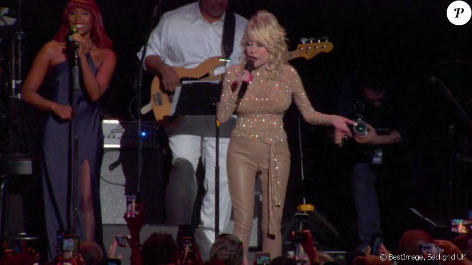 Dolly Parton revient sur sa carrière à l'occasion d'une interview sur ABC avec la journaliste Robin Roberts.
