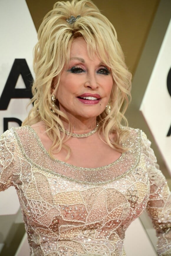 Dolly Parton à la 53ème édition des CMA Awards à Nashville dans le Tennessee.