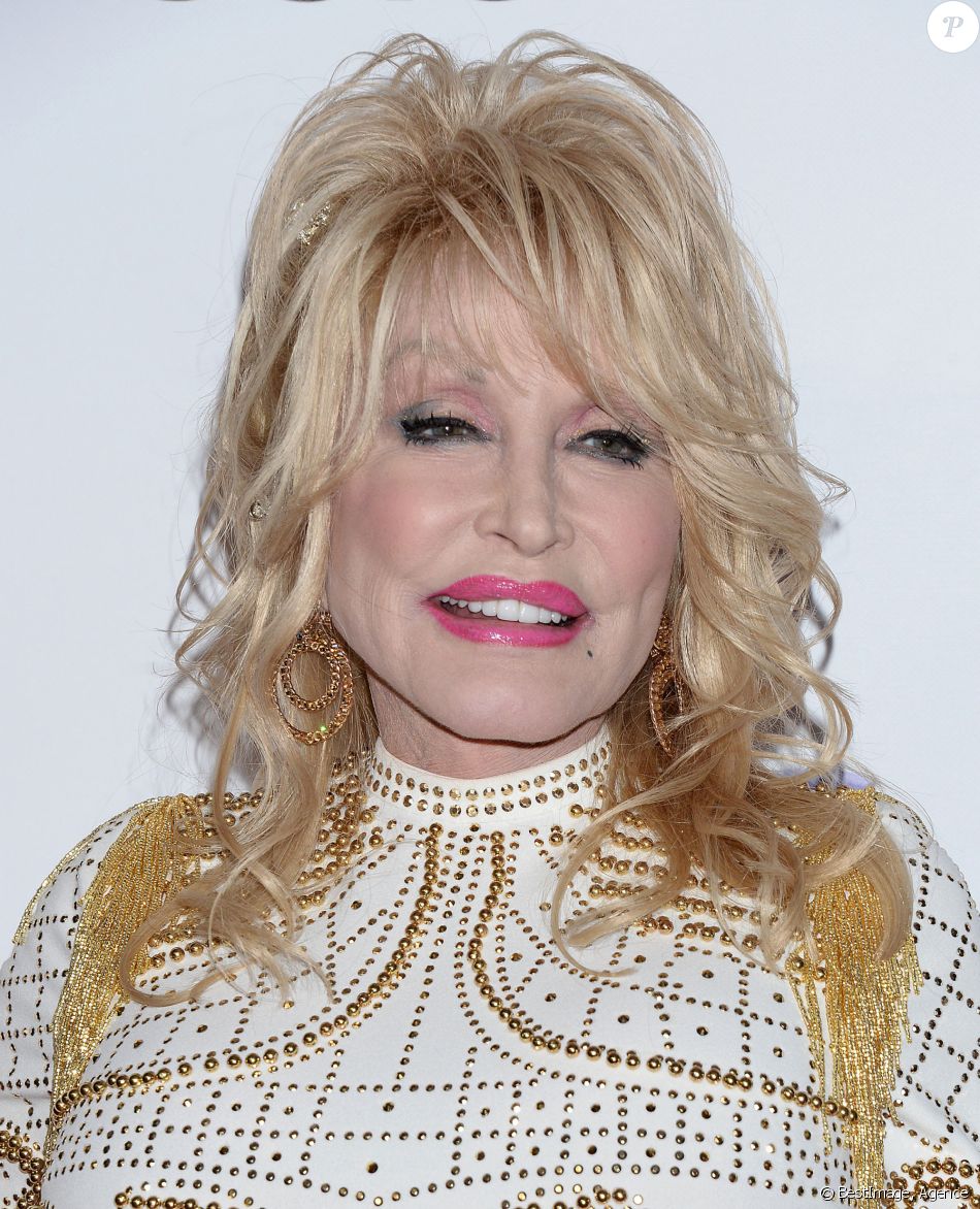 Dolly Parton pose lors du photocall de la soirée "2019 MusiCares Person of the Year Tribute" à Los Angeles le 8 février, 2019