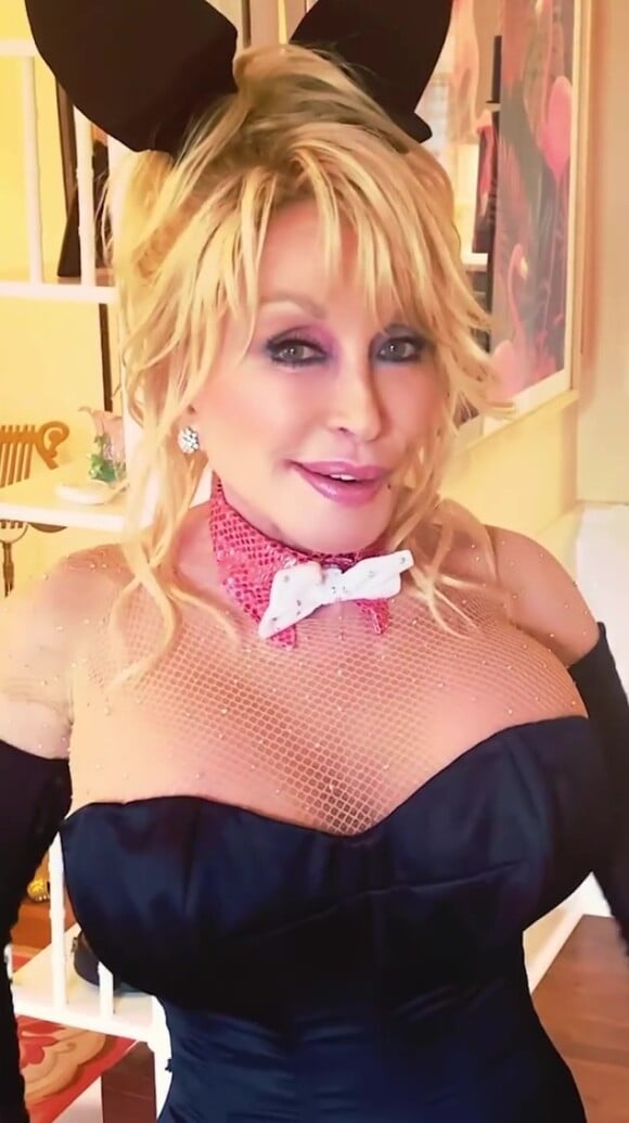 Dolly Parton a décidé de surprendre son mari dans une tenue de lapine sexy, pour son anniversaire.