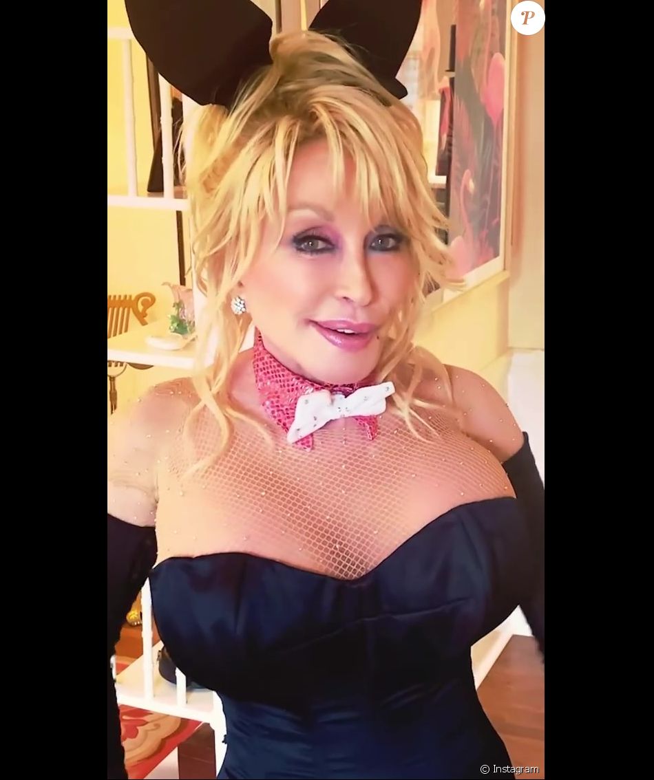 Dolly Parton a décidé de surprendre son mari dans une tenue de lapine sexy, pour son anniversaire.