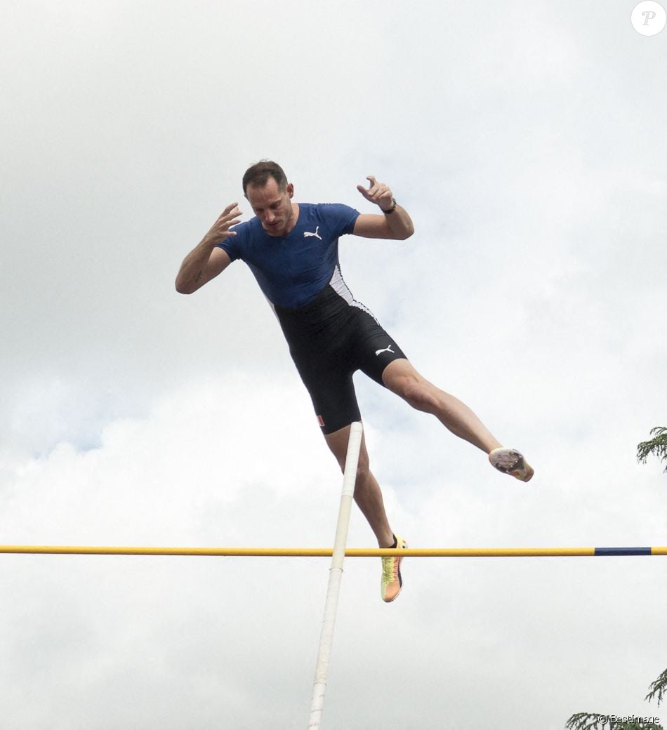 Renaud Lavillenie participe au meeting l'Envol Trophée de Pierre-Benite au stade du Brotillon, le 5 juin 2021.