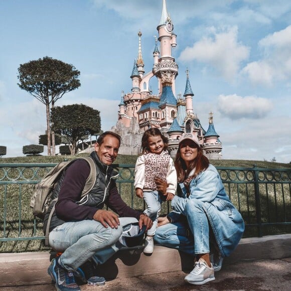 Renaud Lavillenie avec sa femme Anais Poumarat et leur fille Iris à Disneyland.