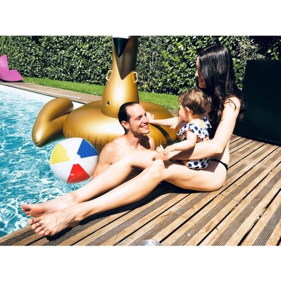 Renaud Lavillenie, sa femme Anais et leur fille Iris, au bord de la piscine.