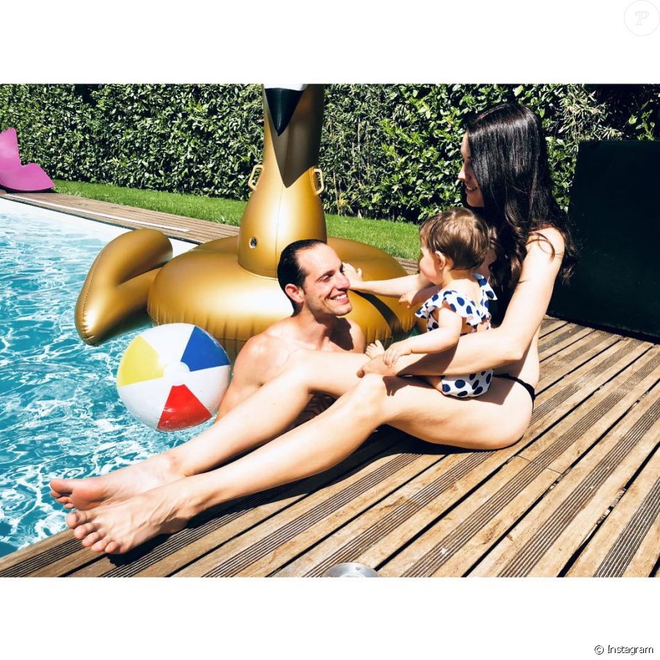 Renaud Lavillenie, sa femme Anais et leur fille Iris, au bord de la piscine.