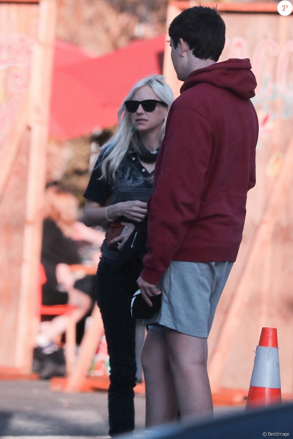 Exclusif - Anna Faris retrouve son compagnon Michael Barrett et des amis pour aller déjeuner au restaurant mexicain Tallula dans le quartier de Santa Monica à Los Angeles, le 18 juillet 2021