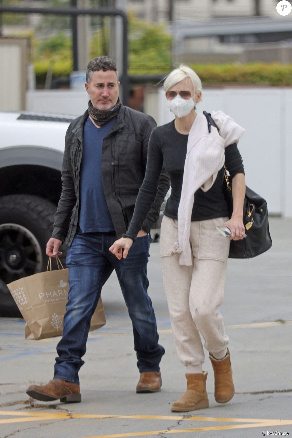 Exclusif - Anna Faris, accompagnée de son fiancé Michael Barrett, dépose son fils Jack à sa belle-mère Katherine Schwarzenegger, avant de partir pour une virée shopping à Los Angeles, Californie, Etats-Unis, le 13 mai 2021. Anna porte sa superbe bague de fiançailles d'une valeur estimée à 50 000 $.