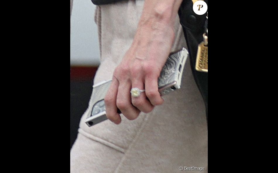 Exclusif - Anna Faris, accompagnée de son fiancé Michael Barrett, dépose son fils Jack à sa belle-mère Katherine Schwarzenegger, avant de partir pour une virée shopping à Los Angeles, Californie, Etats-Unis, le 13 mai 2021. Anna porte sa superbe bague de fiançailles d'une valeur estimée à 50 000 $.