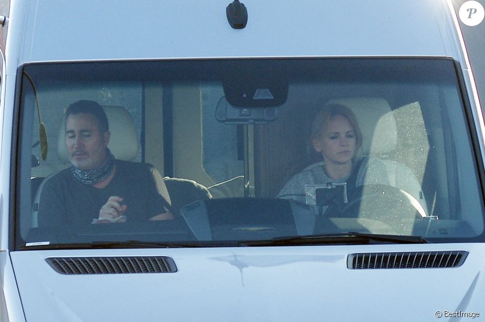 Exclusif - Anna Faris et son fiancé Michael Barrett sortent avec leur camping car Mercedes Airstream à Los Angeles le 23 novembre 2020. C'est la première sortie pour Anna depuis plusieurs mois.
