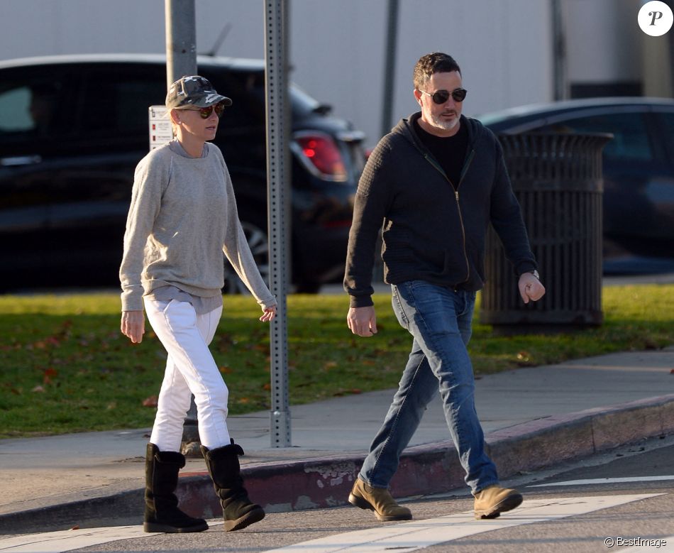 Exclusif - Anna Faris et son fiancé Michael Barrett se promènent main dans la main à Los Angeles, le 14 janvier 2020. Après plusieurs mois de spéculation sur des rumeurs de fiançailles, A. Janney, sa partenaire de jeu dans "Mom", a confirmé qu'Anna Faris était bel et bien fiancée à Michael Barrett. Anna Faris avait divorcé de C. Pratt en octobre 2019, deux ans après avoir annoncé leur rupture.