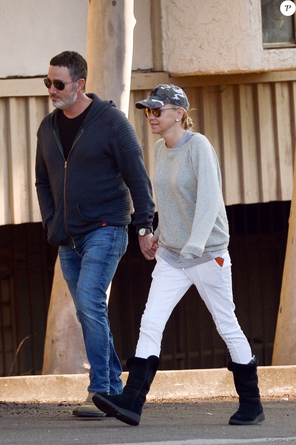Exclusif - Anna Faris et son fiancé Michael Barrett se promènent main dans la main à Los Angeles, le 14 janvier 2020. Après plusieurs mois de spéculation sur des rumeurs de fiançailles, A. Janney, sa partenaire de jeu dans "Mom", a confirmé qu'Anna Faris était bel et bien fiancée à Michael Barrett. Anna Faris avait divorcé de C. Pratt en octobre 2019, deux ans après avoir annoncé leur rupture.