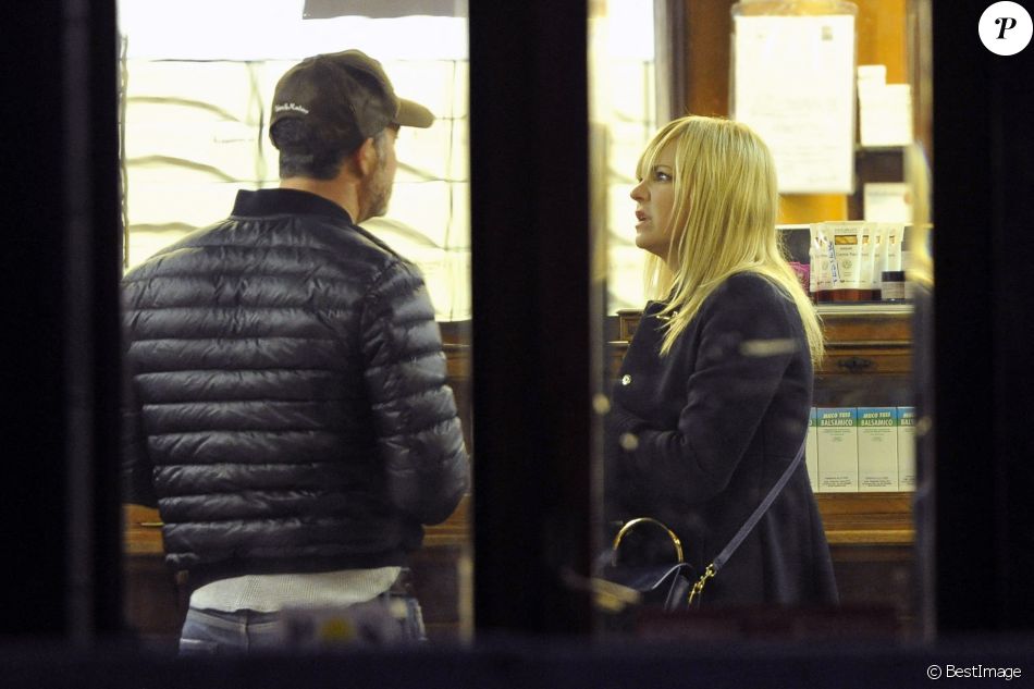 Anna Faris et son compagnon Michael Barrett se promènent en amoureux à Venise, le 16 novembre 2017.