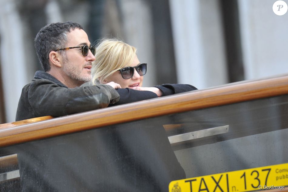 Anna Faris et son compagnon Michael Barrett passent une journée romantique en amoureux à Venise, le 15 novembre 2017.