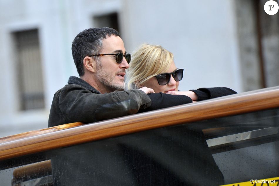Anna Faris et son compagnon Michael Barrett passent une journée romantique en amoureux à Venise, le 15 novembre 2017.