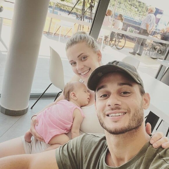 Le gymnaste Samir Aït Saïd en famille sur Instagram, avec sa compagne Sandy et leur fille Mia, juin 2021.