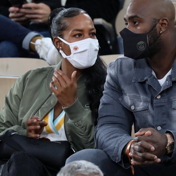 Teddy Riner et sa compagne Luthna Plocus en tribune lors de la finale homme des internationaux de tennis de Roland Garros à Paris remportée par Rafael Nadal en trois set le 11 octobre 2020. © Dominique Jacovides / Bestimage