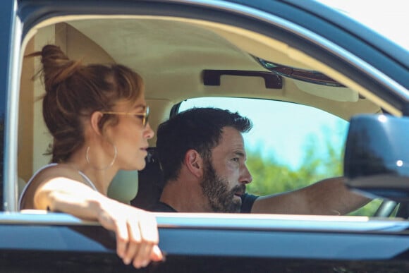 Exclusif - Ben Affleck et sa compagne Jennifer Lopez bloqués dans un embouteillage sur Sunset Blvd à Los Angeles, le 14 juillet 2021. A un moment donné, la chanteuse semble à bout de nerfs d'être coincée dans la voiture et renverse sa tête en arrière, sous le regard amusé de son cher et tendre.