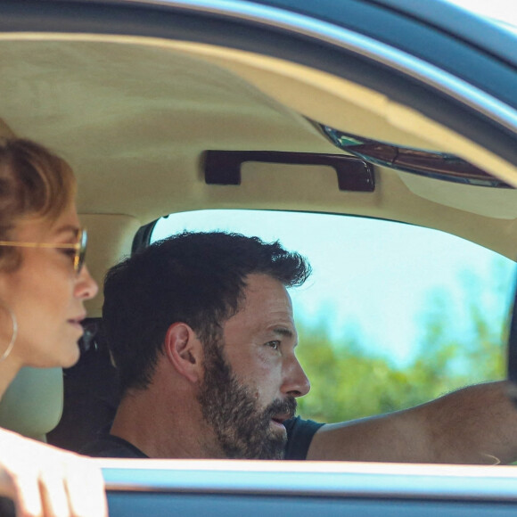 Exclusif - Ben Affleck et sa compagne Jennifer Lopez bloqués dans un embouteillage sur Sunset Blvd à Los Angeles, le 14 juillet 2021. A un moment donné, la chanteuse semble à bout de nerfs d'être coincée dans la voiture et renverse sa tête en arrière, sous le regard amusé de son cher et tendre.