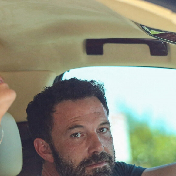 Exclusif - Ben Affleck et sa compagne Jennifer Lopez bloqués dans un embouteillage sur Sunset Blvd à Los Angeles, le 14 juillet 2021. A un moment donné, la chanteuse semble à bout de nerfs d'être coincée dans la voiture et renverse sa tête en arrière, sous le regard amusé de son cher et tendre.