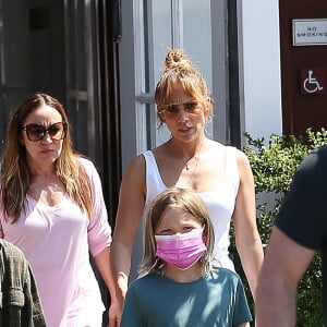 Jennifer Lopez et Ben Affleck déjeunent avec leurs enfant, Samuel et Emme, au Country Mart de Brentwood, Los Angeles, Californie, Etats-Unis, le 9 juillet 2021.