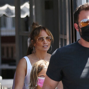 Jennifer Lopez et Ben Affleck déjeunent avec leurs enfant, Samuel et Emme, au Country Mart de Brentwood, Los Angeles, Californie, Etats-Unis, le 9 juillet 2021.