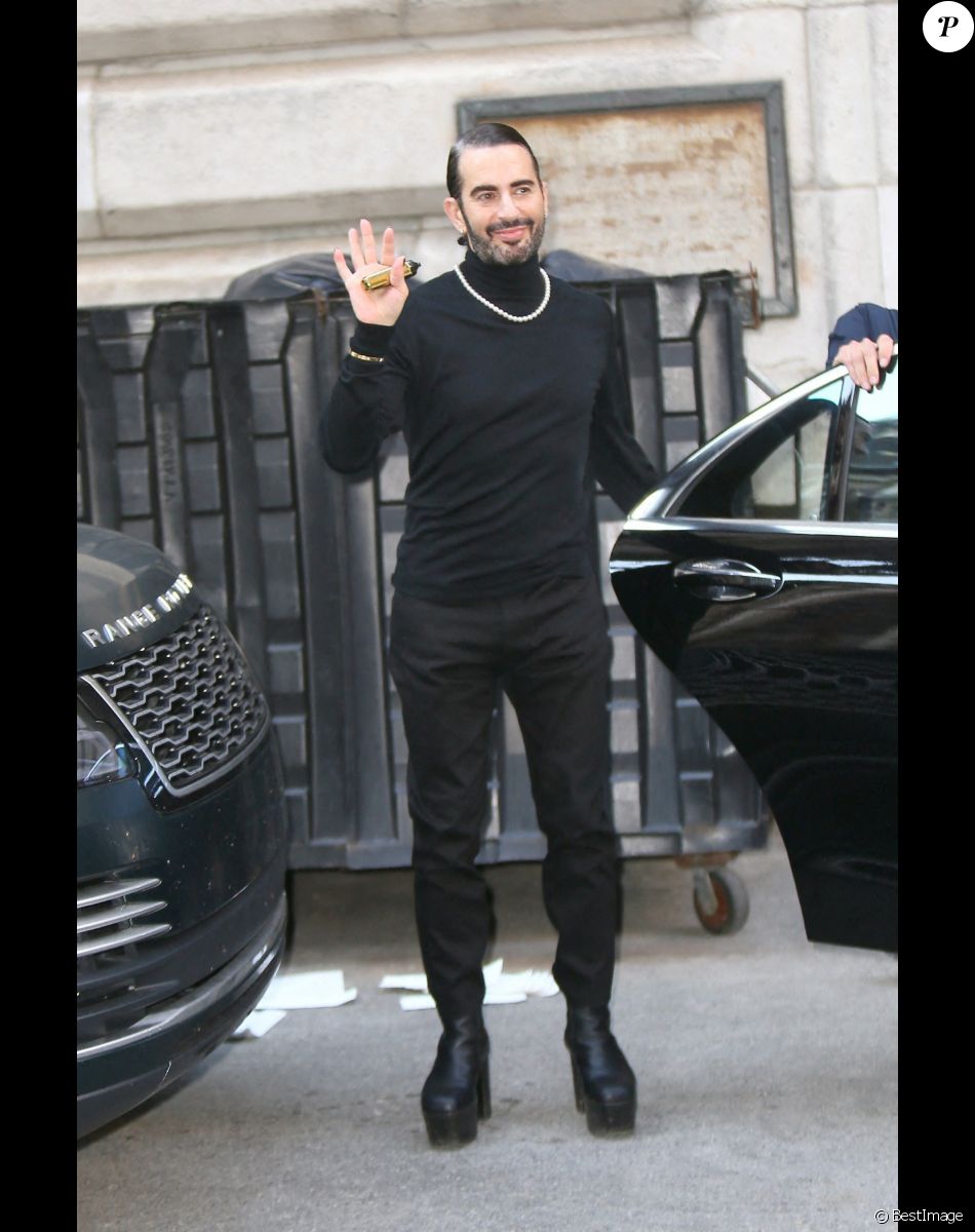 Marc Jacobs à la sortie du défilé Marc Jacobs à la "New York Public Library" à New York, le 28 juin 2021.