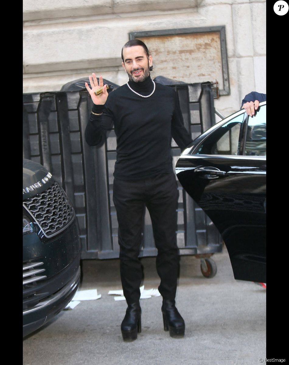 Marc Jacobs à la sortie du défilé Marc Jacobs à la "New York Public Library" à New York, le 28 juin 2021.